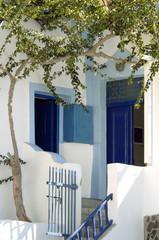 grêce, Santorin, mur blanc et porte bleue, petit portail blnc
