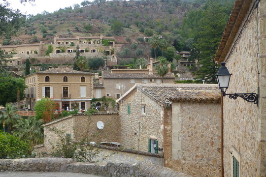 Deyá /Deia pueblo de las Islas Baleares en  la Sierra de Tramontana en la isla de Mallorca. Limita con los municipios de Valldemosa, Sóller y Buñola