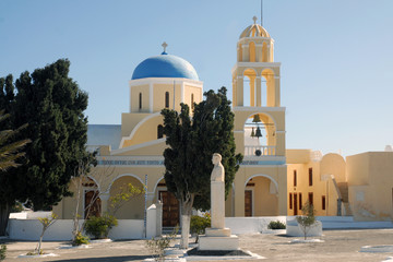 Fototapeta na wymiar Grêce, santorin, église avec dôme bleu et cloche