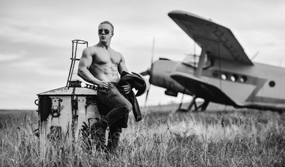 Obraz premium A guy is standing by the plane.