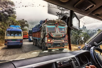 Outdoor-Kissen Lastwagen und Busse kriechen auf dem Prithvi Highway, Nepal © Ingo Bartussek