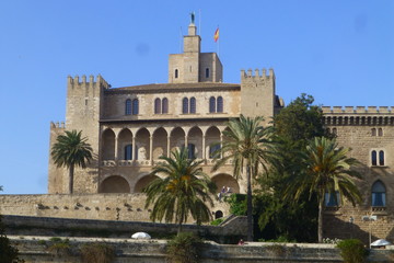 Fototapeta premium Catedral de Santa María de Palma, capital de la isla española de Mallorca, ciudad turística situada en el oeste del mar Mediterráneo en las Islas Baleares (España)
