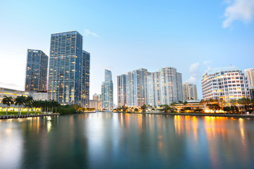Fototapeta premium Inwestycje w śródmieściu i nieruchomościach w Brickell Key, Miami, Floryda, USA