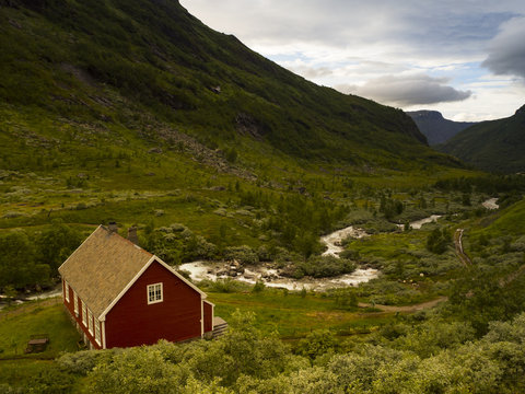 Paisajes en el tren de Flåm a Myrdal, con paisajes de gran belleza, casa de madera típica en Noruega, verano de 2017 © acaballero67
