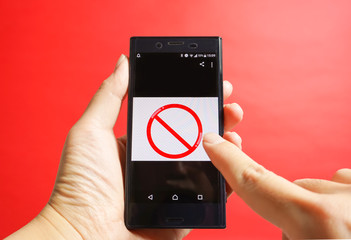 スマートフォンの禁止マーク、携帯禁止、閲覧禁止、スマホ禁止など　赤色背景