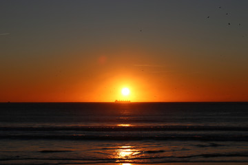 Obraz premium The ship and the sunset