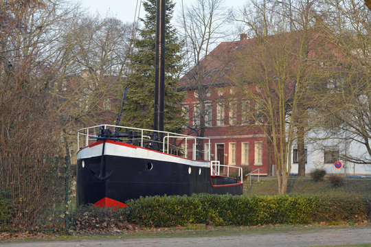 altes rheinschiff in einem kleinen park in gernsheim