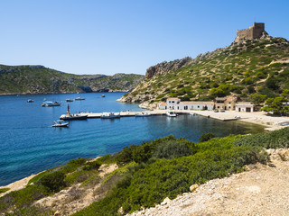 Ausblick auf Hafen und Burg von Cabrera, Colònia de Sant Jordi, Parque Nacional de Cabrera,...
