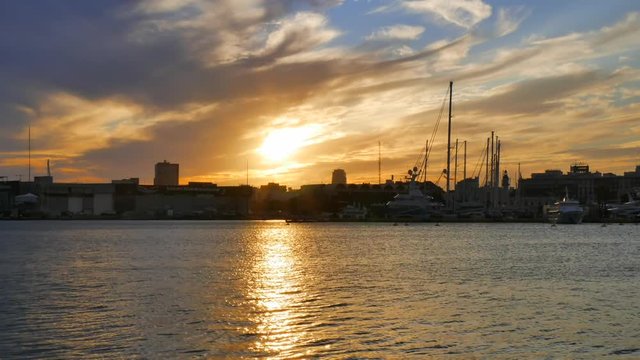 barcos en el puerto de Valencia atardecer timelapse