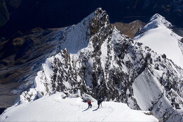 2 Bergsteiger begehen Grat am Ortler in den Alpen, Hintergrat