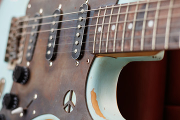 Fototapeta na wymiar E-Gitarre in türkis mit starken Gebrauchsspuren