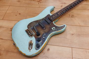 Alte E-Gitarre im Relic-Look mit Metall Schlagbrett und Peace-Zeichen