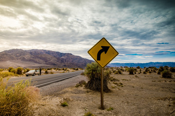 baroudeur traversant le désert en voiture