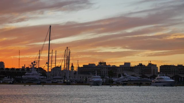 barcos en el puerto de Valencia atardecer 
