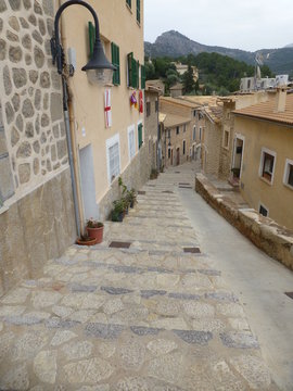 El Puerto de Sóller​ , población situada en el municipio de Sóller, en la isla de Mallorca, la mayor de las Baleares, en España