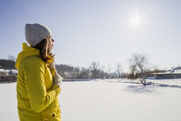 Sunny outdoor winter portrait of young attractive woman. Pretty girl smiling near winter lake. - 191502778