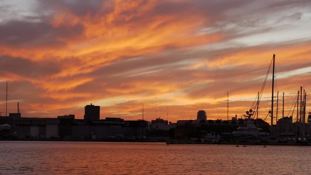 barcos en el puerto de Valencia atardecer 