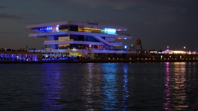 edificio "veles e vents" en el puerto de Valencia noche 