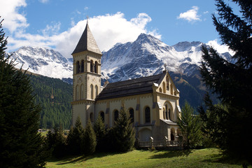 Kirche in Sulden vor Bergkulisse