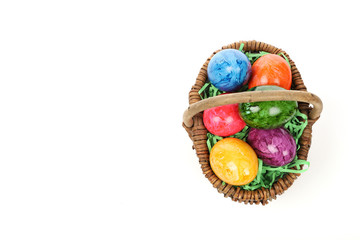 Osterkorb mit verschieden farbigen Eiern
