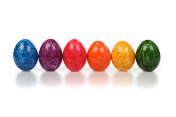 Verschieden farbige Ostereier in einer Reihe