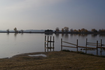 Eau du lac au cr&eacute;puscule