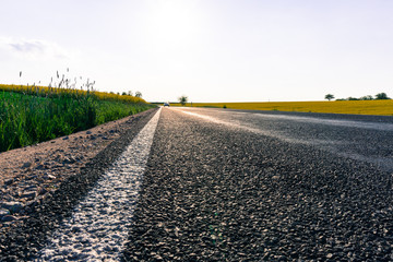 Stra&szlig;e mit Feldern und Himmel