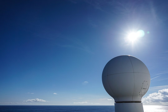 Schiffsradar vor Himmel