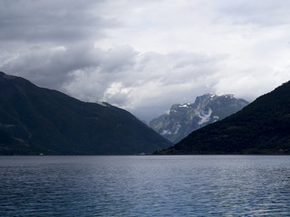 Vistas a los fiordos desde el ferry en la zona de Vangsnes, Noruega, verano 2017