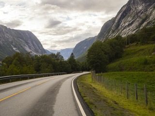 Viajando por la zona de Jølstravatnet, paisaje de carretera, montañas y naturaleza en Noruega,...