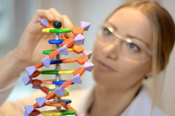 Arzt, Wissenschaftler, Gentechniker oder Genetiker bei Genmanipulation von DNA Doppelhelix