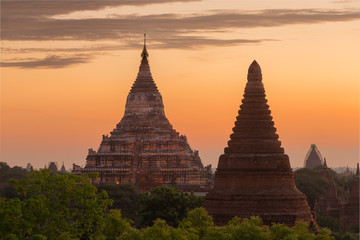 Fototapeta premium Beautiful sunrise over the ancient pagodas in Bagan, Myanmar