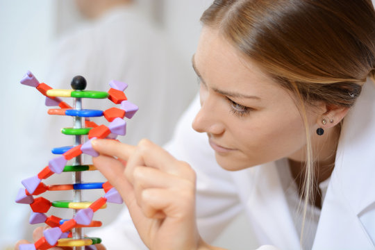 Arzt, Wissenschaftler, Gentechniker oder Genetiker bei Genmanipulation von DNA Doppelhelix