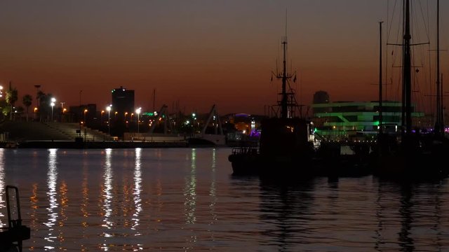 Gr&uacute;as y barcos en el puerto de Valencia atardecer 