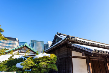 瓦屋根と残雪