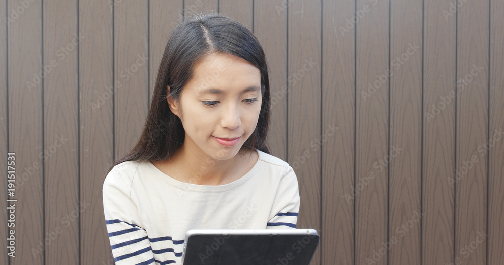 Poster Woman use of tablet computer for online