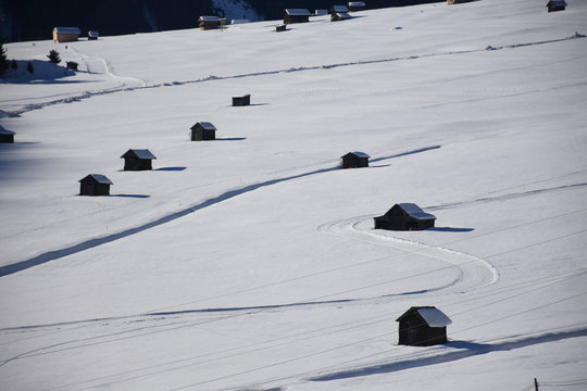 Obertilliach, Osttirol, Winter, Schigebiet, Biathlon, Langlaufen, Tal, Tiroler Gailtal, H&uuml;tte, Heuh&uuml;tte, Wiese, Landwirtschaft, Stra&szlig;e, Dorf, Kirche, Karnische Alpen, Loipe