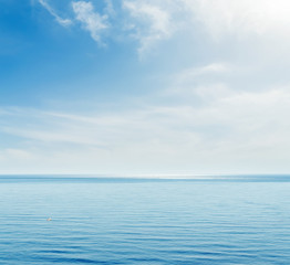 Obraz premium blue sea and sky with clouds