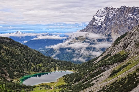 Blick von der Coburger H&uuml;tte bei Sonnenuntergang mit Blick zur Zugspitze und Seebensee in den Alpen