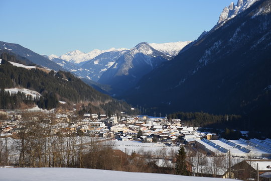 Osttirol, Lienz, Lienzer Dolomiten, Abfaltersbach, Dorf, Winter, Schnee, Rauchkofel, Drautal, Drau, Haus, Siedlung, Dorf, Wiese, Feld, Baum