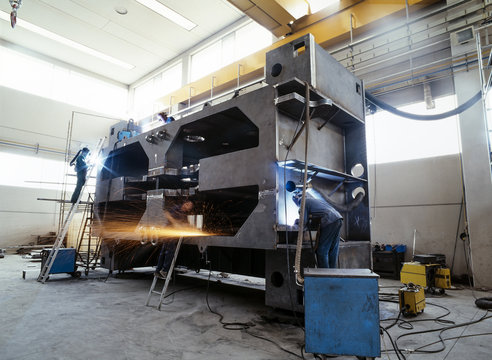 Workers in action on Medium-heavy duty structure work in iron and stainless steel