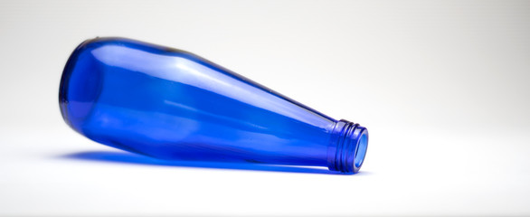 Blaue Flasche liegend