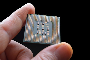 Hand hält CPU (Prozessor)