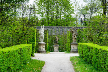 2 Statuen am Park Eingang