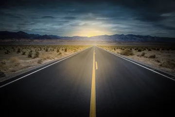 Rolgordijnen licht aan het einde van de weg © Image'in