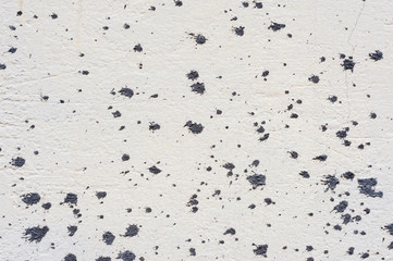 Texture A white slightly cracked wall is carelessly stained with a spray of blue-gray cement mortar. The wall is splashed with cement. Grunge style in the execution of construction methods and
