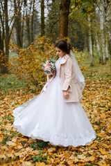 Obraz na płótnie Canvas happy bride on autumn forest. young beauty bride with big eye