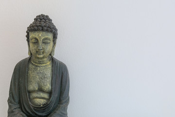 Buddha statue auf weiss mit textfreiraum