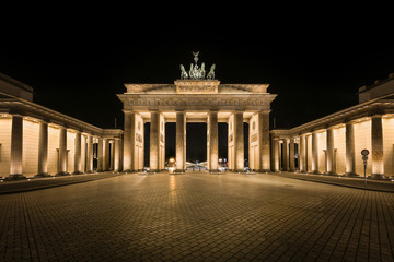 Obraz premium Niemcy, Berlin: Fragment oświetlonej Bramy Brandenburskiej (Brandenburger Tor) w nocy w środku niemieckiej stolicy. Pomnik z XVIII wieku został zbudowany przez króla pruskiego Fryderyka Wilhelma II.