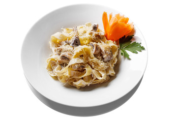 Изолированная на белом фоне белая тарелка паста фетучини с грибами